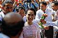 Day after general elections in Myanmar       -  Auf dem Weg aus der Opposition: Die Partei von Friedensnobelpreisträgerin Aung San Suu Kyi (Mitte), die NLD, geht in Myanmar dem Sieg entgegen.