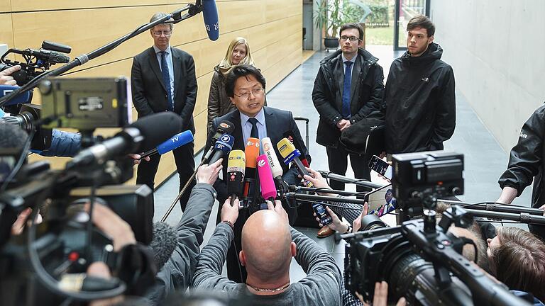 Auf großes Medieninteresse stieß der sogenannten Facebook-Prozess im Frühjahr 2017 am Landgericht Würzburg. Anwalt Chan-jo Jun (Bildmitte) wurde seinerzeit bedroht - mutmaßlich vom gleichen Mann, der später über 100 Drohbriefe mit der Unterschrift 'NSU 2.0' verschickt hat.