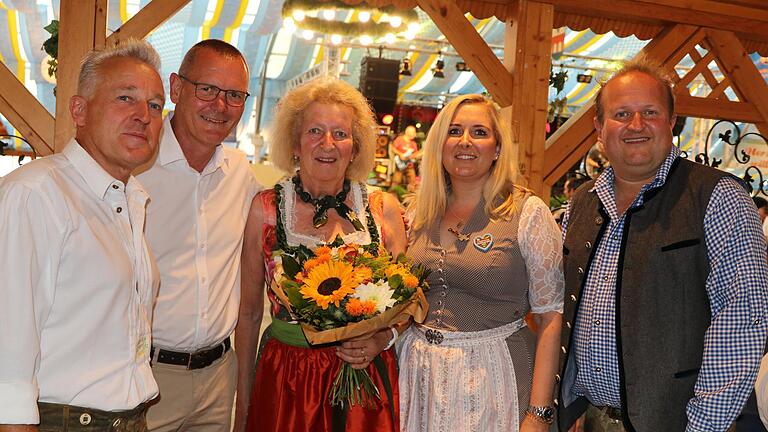 Bürgermeister Thomas Stamm (Zweiter von links) nahm den Abend des Festwirts zum Anlass, um Gerlinde Papert (Mitte) Blumen zu überreichen. Im Bild von links: Joachim Papert, Stamm, Gerlinde, Désirée und Christian Papert.