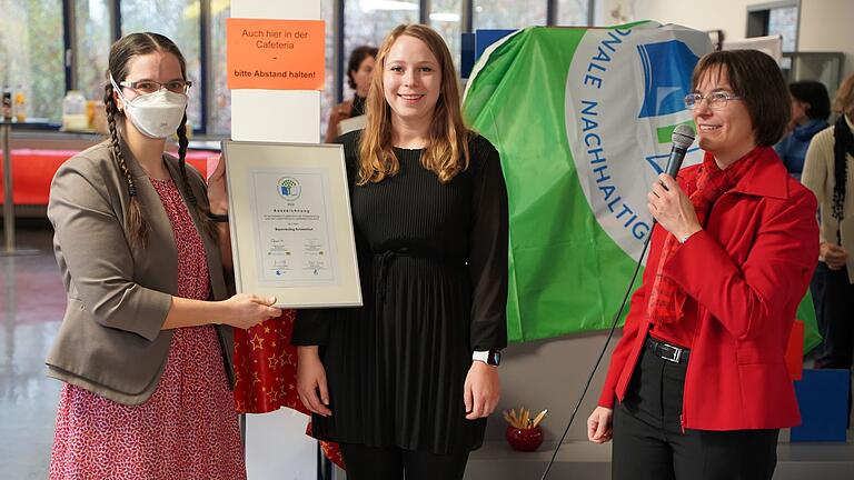 Auszeichnung zur Umweltschule (Katrin Mühlfeld, Lehrkraft; Bettina Beck, Schülerin; Gabriele Seelmann, Schulleiterin).