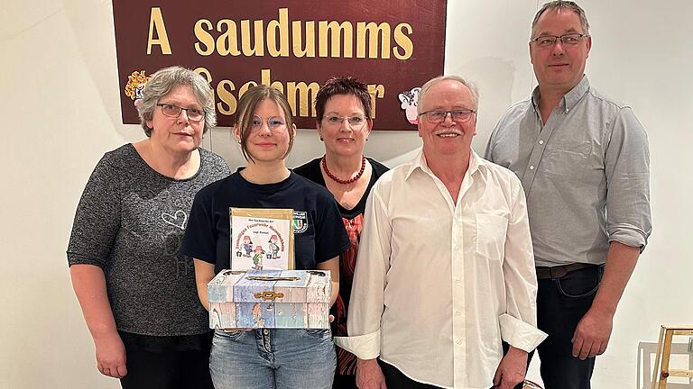 Spendenübergabe an die FFW Mainstockheim (von links): Monika Fuchs (Kassier, FFW Mainstockheim), Celia Höntschke (Jugendsprecherin, FFW Mainstockheim), Doris Jünger, Paul Hartmann und Thomas Kern (1. Vorstand, Freiwillige Feuerwehr Mainstockheim).