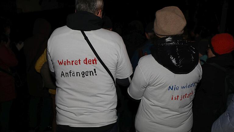 Besucher der Veranstaltung zum Holocaustgedenktag vergangenen Freitag in Karlstadt.