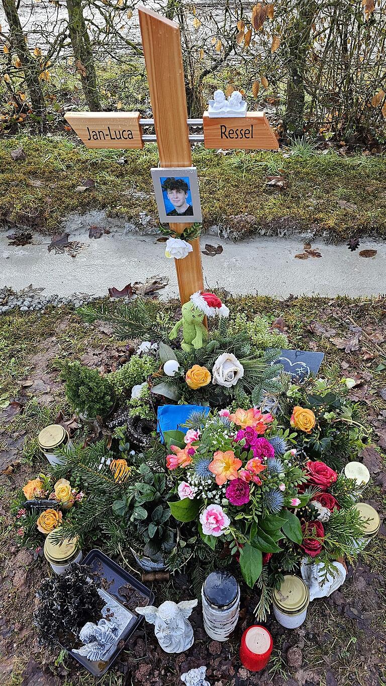 Das Grab von Jan-Luca Ressel im Friedhof in Ebern