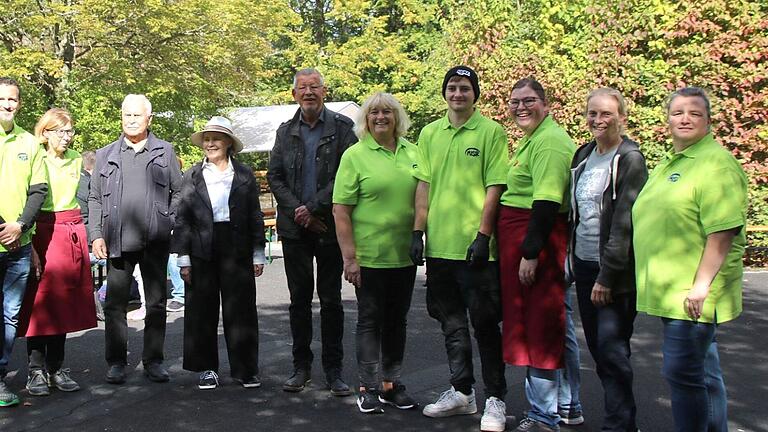 Vorstandsmitglieder des Fördervereins, Schulleiterin Elisabeth Stumpf (Zweite von rechts) sowie Ehemalige.