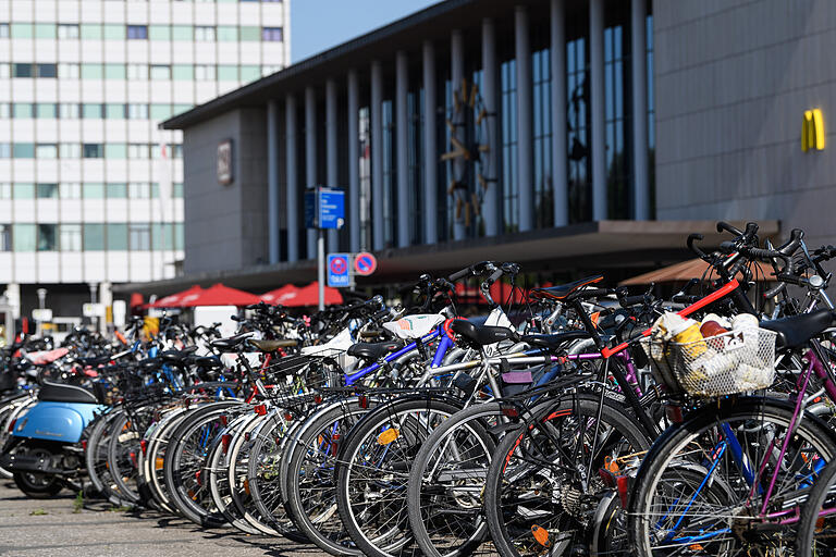 An einem sonnigen Tag sind die Fahrradständer am Würzburger Hauptbahnhof voll besetzt.