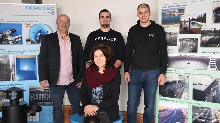 Andreas, Christoph und Patrick Schmitt (stehend von links) zusammen mit Silvia Lamprecht.