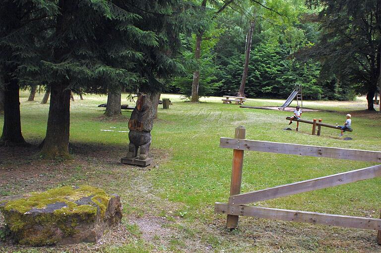 Auch der bestehende Waldspielplatz der Bayerischen Staatsforsten am Bischborner Hof soll in das Walderlebniszentrum einbezogen werden. Auch der bestehende Waldspielplatz der Bayerischen Staatsforsten am Bischborner Hof soll in das Walderlebniszentrum einbezogen werden.