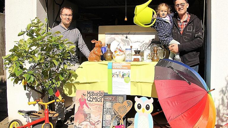 Flohmarktfreunde, aufgemerkt: Am 3. April findet in der Kitzinger Siedlung ein kunterbunter Nachbarschaftsflohmarkt statt, organisiert vom Stadtteilzentrum. Quartiersmanager Sebastian Restetzki (links) will damit Austausch und Begegnung fördern – und neue, gebrauchte, kleine Schätze entdecken. Frieda, auf dem Arm ihres Opas Winfried Dickert, schwenkt schon mal die Gießkanne, das Zeichen für die Teilnahme am Garagenflohmarkt. Flohmarktfreunde, aufgemerkt: Am 3. April findet in der Kitzinger Siedlung ein kunterbunter Nachbarschaftsflohmarkt statt, organisiert vom Stadtteilzentrum. Quartiersmanager Sebastian Restetzki (links) will damit Austausch und Begegnung fördern – und neue, gebrauchte, kleine Schätze entdecken. Frieda, auf dem Arm ihres Opas Winfried Dickert, schwenkt schon mal die Gießkanne, das Zeichen für die Teilnahme am Garagenflohmarkt.