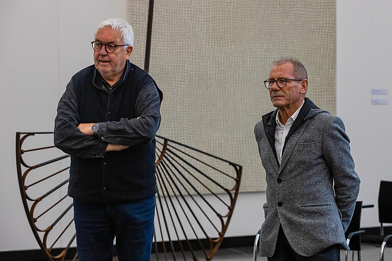 In der Kunsthalle Schweinfurt wurde die Ausstellung 'Was macht der Vogel mit der Linie?' eröffnet. Zu sehen wind Werke von Hubertus Hess (links) und Peter Kampehl.