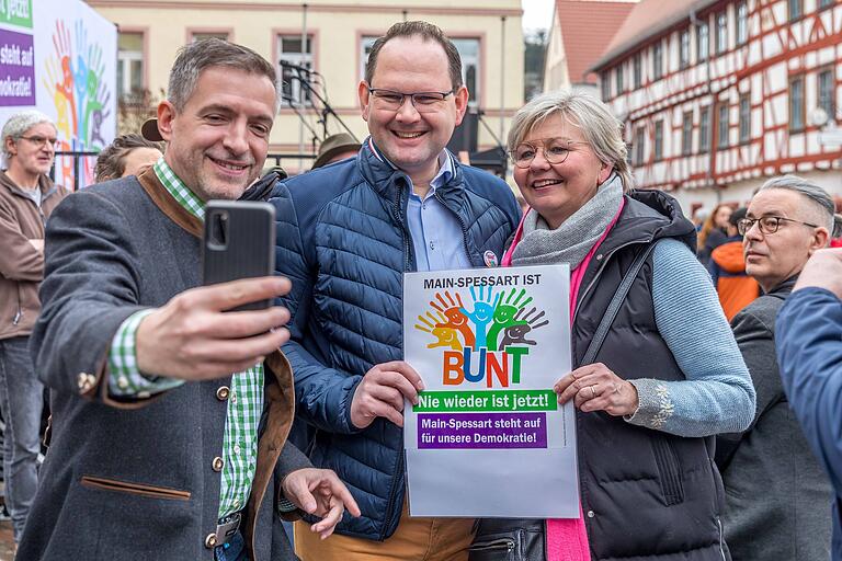 Die Redner stammten teilweise aus der Politik, so wie Landrätin Sabine Sitter oder Bürgermeister Michael Hombach (Mitte), hier zu sehen mit dem Landtagsabgeordneten Thorsten Schwab (links) und Zita Baur, Bürgermeisterin von Fellen. Die Redner stammten teilweise aus der Politik, so wie Landrätin Sabine Sitter oder Bürgermeister Michael Hombach (Mitte), hier zu sehen mit dem Landtagsabgeordneten Thorsten Schwab (links) und Zita Baur, Bürgermeisterin von Fellen.