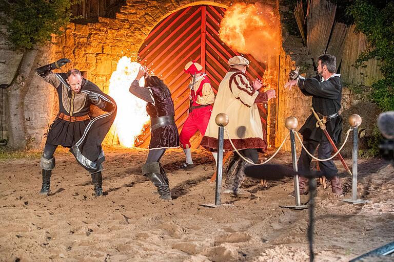 Pyrotechnische Effekte sind fester Bestandteil der Geyer-Festspiele. Pyrotechnische Effekte sind fester Bestandteil der Geyer-Festspiele.