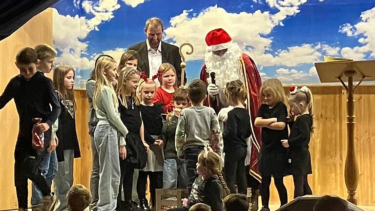 Nikolaus mit Lindacher Kindern. Nikolaus mit Lindacher Kindern.