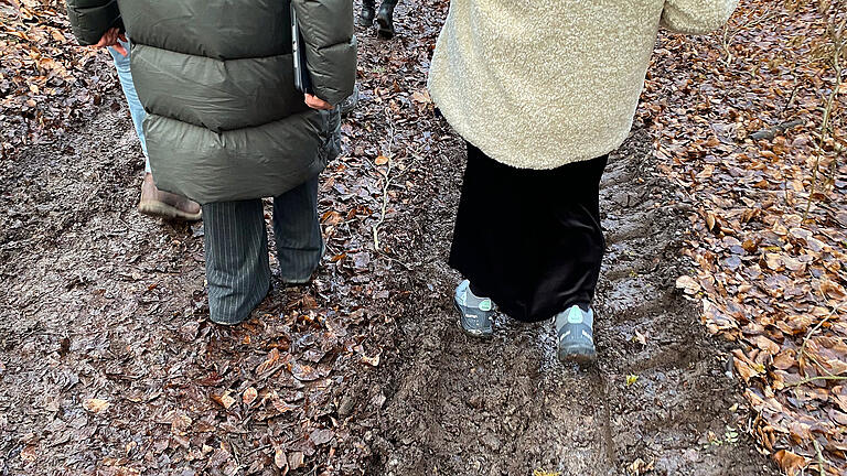 Zukunftsmarsch der IHK Würzburg-Schweinfurt - Der Weg in die Zukunft kann ziemlich matschig sein. Zukunftsmarsch der IHK Würzburg-Schweinfurt - Der Weg in die Zukunft kann ziemlich matschig sein.