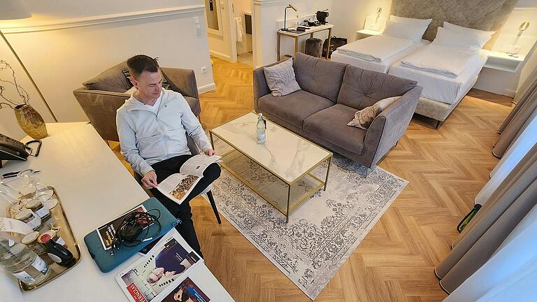 Alexander Steinbeis in seinem Zimmer im Hotel Kaiserhof Victoria. Alexander Steinbeis in seinem Zimmer im Hotel Kaiserhof Victoria.