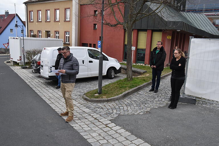 Wahlleiter Oliver Kieser verkündete vor nur wenigen Bürgern in Waldbüttelbrunn das Ergebnis der Stichwahl, die den bisherigen Bürgermeister Klaus Schmidt (2.v.r.) zum Sieger hatte. Wahlleiter Oliver Kieser verkündete vor nur wenigen Bürgern in Waldbüttelbrunn das Ergebnis der Stichwahl, die den bisherigen Bürgermeister Klaus Schmidt (2.v.r.) zum Sieger hatte.