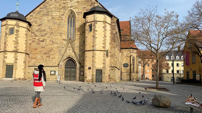 Aus für die artgerechte Fütterung: Auch die Stadttaubenhilfe 'White Angels' darf nicht mehr füttern. Ausnahmsweise hatte die Stadt dies erlaubt und dafür den Martin-Luther-Platz als Futterstelle benannt. Aus für die artgerechte Fütterung: Auch die Stadttaubenhilfe 'White Angels' darf nicht mehr füttern. Ausnahmsweise hatte die Stadt dies erlaubt und dafür den Martin-Luther-Platz als Futterstelle benannt.