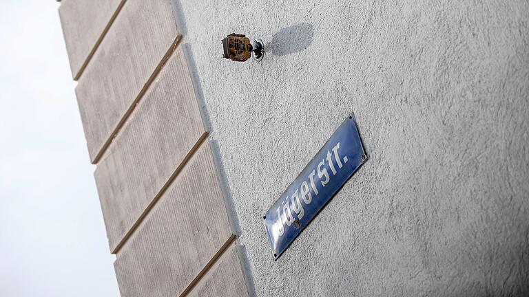 Nachdem die Redaktion über Kameras im Würzburger Denckler-Block berichtet hatte, meldeten sich Mieter und berichteten von heftigen Konflikten mit dem Vermieter. Nachdem die Redaktion über Kameras im Würzburger Denckler-Block berichtet hatte, meldeten sich Mieter und berichteten von heftigen Konflikten mit dem Vermieter.