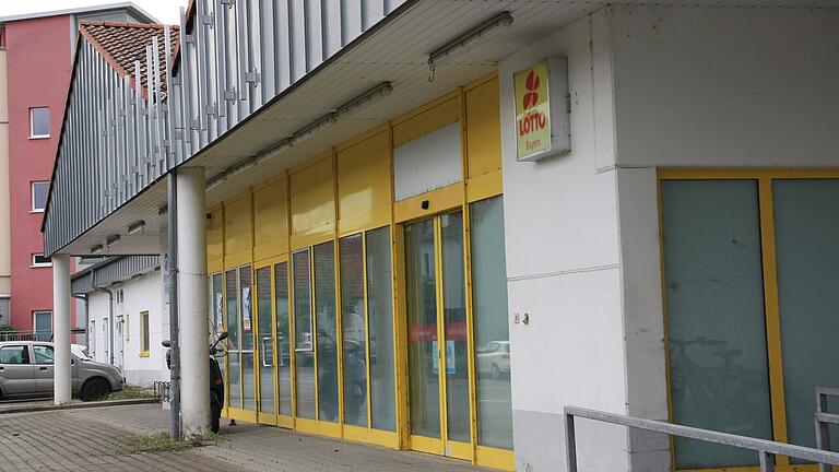 In den seit sieben Jahren leer stehenden, früheren Rewe-Markt in Gerolzhofen möchte ein örtliches Spiel- und Haushaltswaren-Geschäft einziehen. In den seit sieben Jahren leer stehenden, früheren Rewe-Markt in Gerolzhofen möchte ein örtliches Spiel- und Haushaltswaren-Geschäft einziehen.