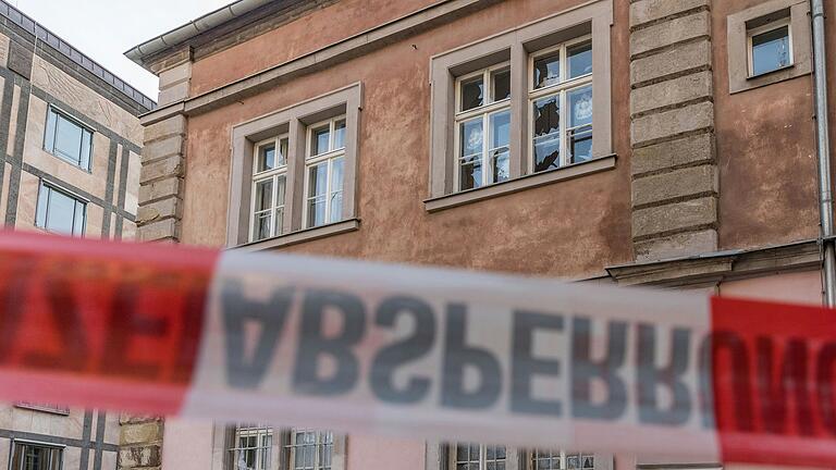 Zahlreiche Scheiben in der Würzburger Innenstadt waren in der Silvesternacht 2023 nach einer Kugelbomben-Explosion zu Bruch gegangen. Nun gibt es eine Anklage. Zahlreiche Scheiben in der Würzburger Innenstadt waren in der Silvesternacht 2023 nach einer Kugelbomben-Explosion zu Bruch gegangen. Nun gibt es eine Anklage.