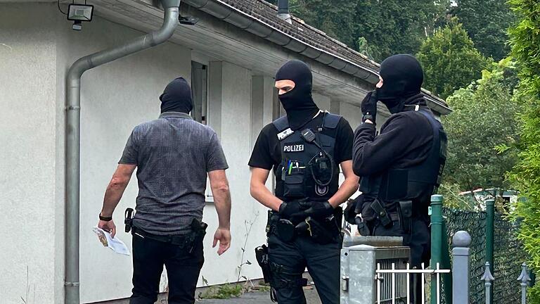 Polizei geht gegen rechtsextremes Magazin „Compact” vor - Unter anderem wurde ein Haus in Falkensee durchsucht, dessen Adresse im Impressum des Magazins genannt wird. Polizei geht gegen rechtsextremes Magazin „Compact” vor - Unter anderem wurde ein Haus in Falkensee durchsucht, dessen Adresse im Impressum des Magazins genannt wird.