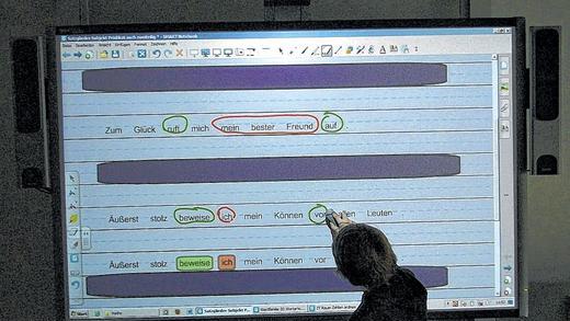 Arbeiten mit Whiteboards: Ein Schüler übt die richtige Satzstellung an der elektronischen Tafel in der Grundschule in Wombach. Arbeiten mit Whiteboards: Ein Schüler übt die richtige Satzstellung an der elektronischen Tafel in der Grundschule in Wombach.