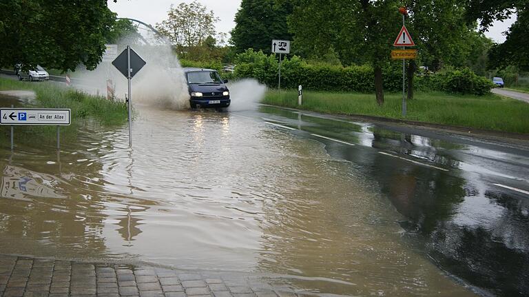 Und feste durch! Dieser Autofahrer erkennt zu spät, dass er an der Straße mit Hochwasser rechnen muss und brettert voll durchs Wasser. Und feste durch! Dieser Autofahrer erkennt zu spät, dass er an der Straße mit Hochwasser rechnen muss und brettert voll durchs Wasser.