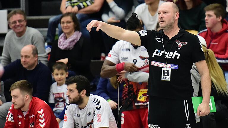Frank Ihl (rechts) trainiert beim HSC Bad Neustadt nicht nur die Drittliga-Mannschaft. Als Jugendkoordinator kümmert er sich auch um die Entwicklung von Nachwuchsspielern. Frank Ihl (rechts) trainiert beim HSC Bad Neustadt nicht nur die Drittliga-Mannschaft. Als Jugendkoordinator kümmert er sich auch um die Entwicklung von Nachwuchsspielern.