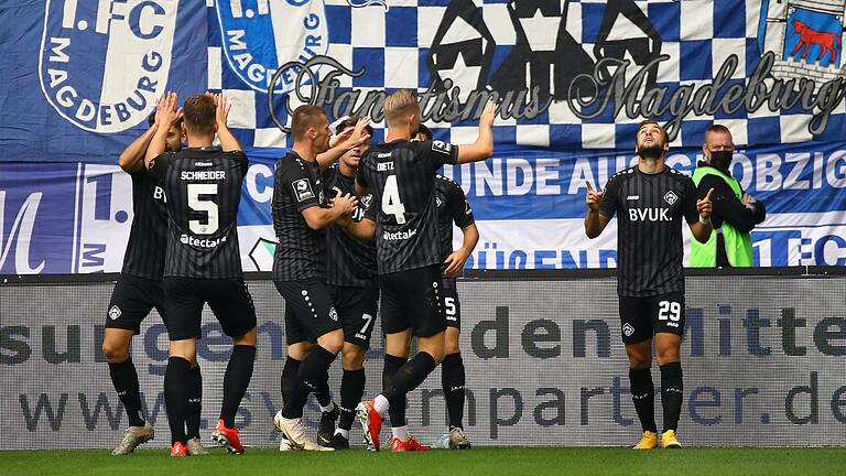Torschütze David Kopacz (rechts) und seine Kollegen bejubeln den 1:0-Führungstreffer der Kickers in Magdeburg.