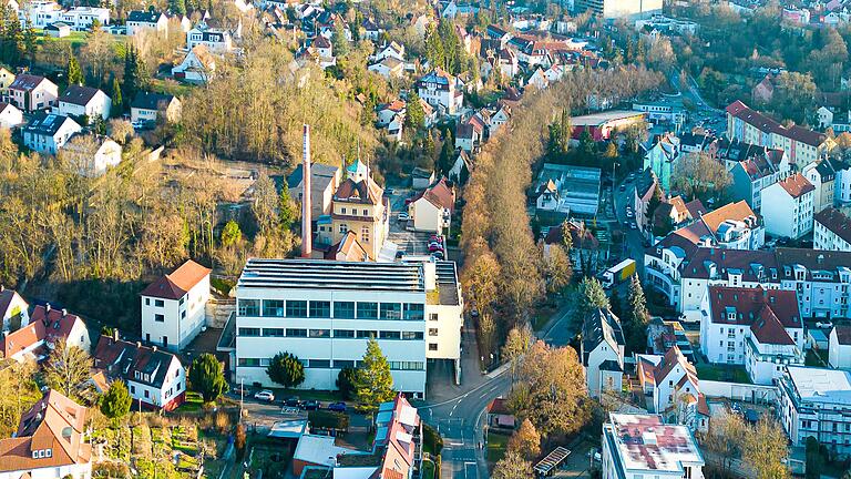 Auf dem ehemaligen Brauhaus-Gelände wollen Investoren über 10.000 Quadratmeter Wohnfläche schaffen. Alte Gebäude sollen erhalten bleiben und umgebaut werden; nicht nur denkmalgeschätzte Gebäude wie das Kesselhaus (Bildmitte oben), sondern auch das Verwaltungsgebäude (Bildmitte vorne). Außerdem geplant sind Neubauten auf dem weitläufigen Areal der ehemaligen Brauerei.