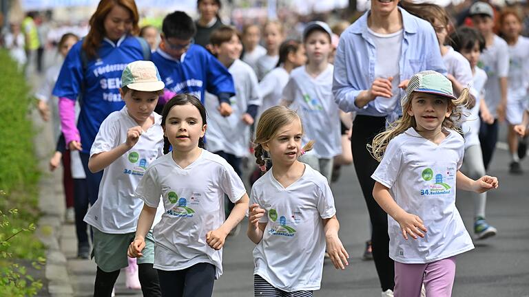 34. Residenzlauf Würzburg       -  Zahlreiche Kinder und Jugendliche nehmen am Sonntag (28.04.24) beim 34. Residenzlauf in Würzburg am Lauf der Schulen teil. Insgesamt haben 2024 fast 9000 Menschen an dem Lauf teilgenommen.