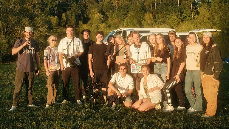 Rund 20 Frauen und Männer zählte das Drehteam von Nils Arbes' Erstling 'Zwei Wege zu viel', der im Juli in Bad Königshofen gezeigt wird. Rund 20 Frauen und Männer zählte das Drehteam von Nils Arbes' Erstling 'Zwei Wege zu viel', der im Juli in Bad Königshofen gezeigt wird.
