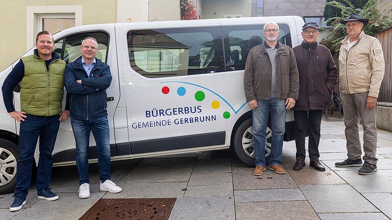 Ein Teil des Bürgerbus-Teams in Gerbrunn: Bürgermeister Stefan Wolfshörndl (Zweiter von links) und die ehrenamtlichen Fahrer Alexander Tränkner (links), Viktor Kugler, Reinhard Kies und Roland Pfaff. Bei dem Fototermin nicht anwesend waren die ehrenamtlichen Fahrer Günter Kraft, Gisela Keller, Bernd Reichel und Werner Emrich.