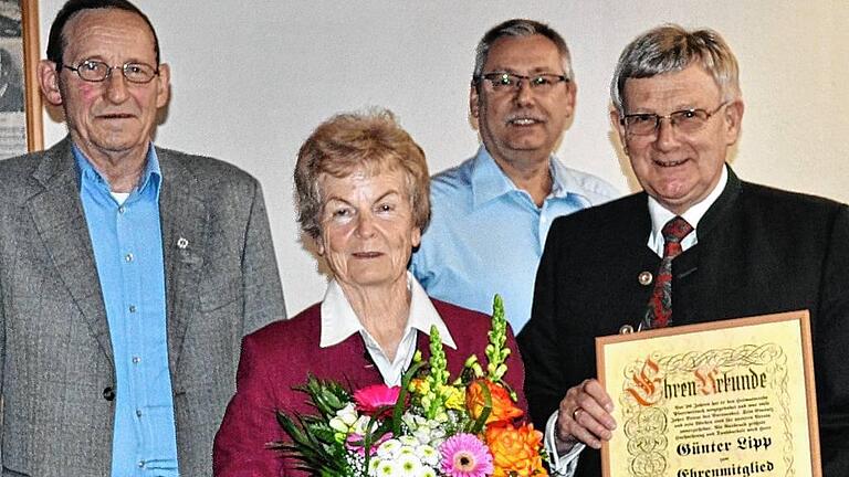 Günter Lipp (rechts) ist zum Ehrenmitglied des Heimatvereins Pfarrweisach ernannt worden. Dazu gratulierten Vorsitzender Horst Ruhnau (links) und sein Stellvertreter Hermann Weidner. Mit auf dem Bild ist Lipps Ehefrau Beate, die ihn auf seinen Exkursionen begleitet.