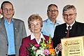 Günter Lipp (rechts) ist zum Ehrenmitglied des Heimatvereins Pfarrweisach ernannt worden. Dazu gratulierten Vorsitzender Horst Ruhnau (links) und sein Stellvertreter Hermann Weidner. Mit auf dem Bild ist Lipps Ehefrau Beate, die ihn auf seinen Exkursionen begleitet.