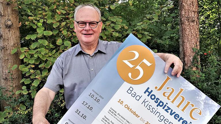 Vereinsvorsitzender Reinhard Höhn zeigt das Jubiläumsplakat voller Veranstaltungen zum 25-jährigen Bestehen des Kissinger Hospizvereins. Foto: Sigismund von Dobschütz       -  Vereinsvorsitzender Reinhard Höhn zeigt das Jubiläumsplakat voller Veranstaltungen zum 25-jährigen Bestehen des Kissinger Hospizvereins. Foto: Sigismund von Dobschütz