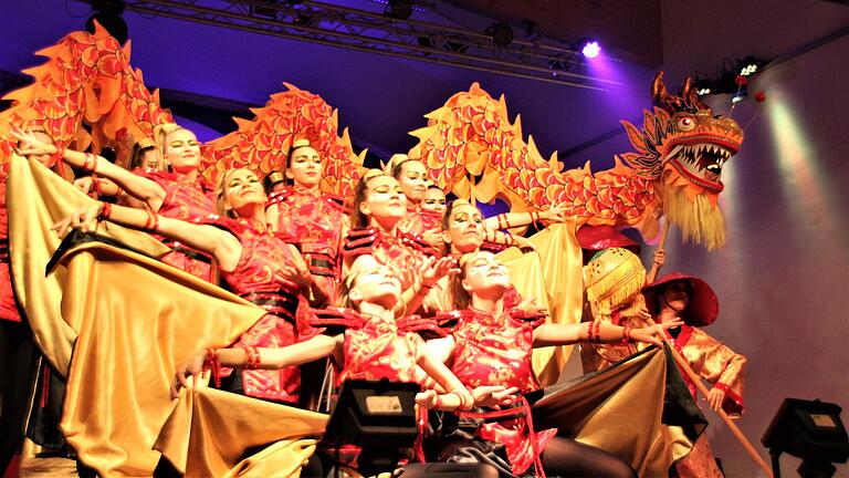 Das Jugendshowballett erweckte die tönerne Terrakotta-Armee zum Leben. Ein seidener Drache verwandelte die Soldaten in asiatische Tänzerinnen.