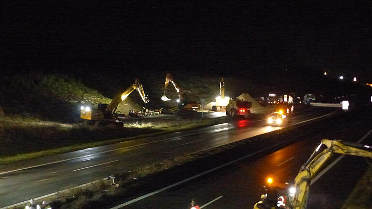 An der Brückenbaustelle. Die Autobahn A 3 ist total gesperrt. Die Bagger stehen bereit.