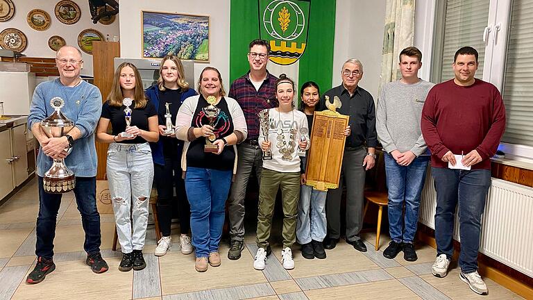 Auf dem Foto von links: Rüdiger Kleinhenz (Vereinsmeister und 1. Ritter), Maja Kleinhenz (Vereinsmeisterin Schüler), Mariella Illig (Vereinsmeisterin Jugend), Monika Schubert (Vereinsmeisterin Damen), Joachim Kansog (2. Ritter), Janis Kansog (Jugendkönig), Alexandra Reichert (Ehrenscheibe Damen), Rudi Reichert (Ehrenscheibe Herren), Finn Baumeister (1. Ritter Jugend), Schützenmeister Simon Holzheimer. Auf dem Bild fehlt Matthias Reichert (König) u. Leni Fries (2. Ritterin Jugend).