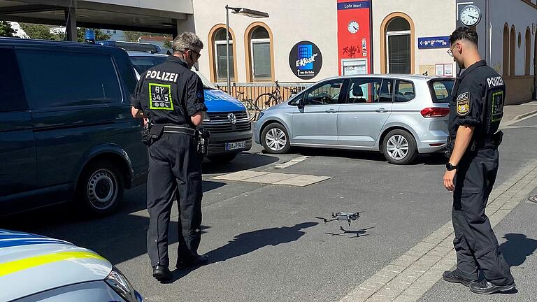 Bei der Suche nach dem flüchtigen Täter ist auch eine Polizeidrohne im Einsatz.