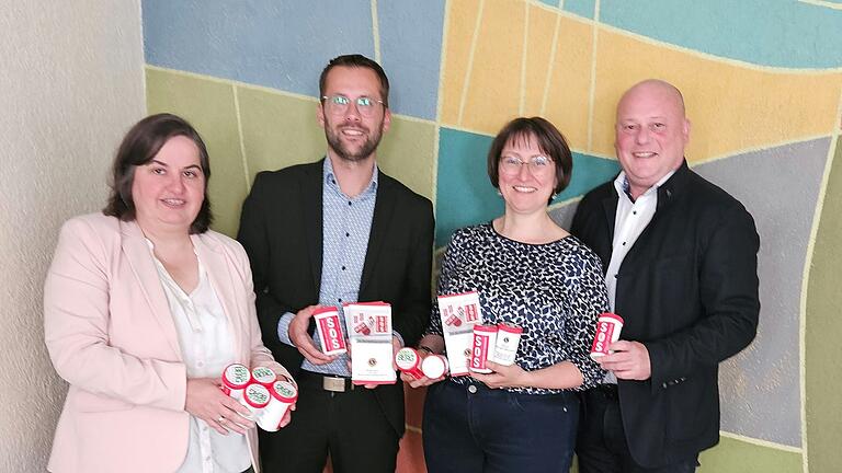 Die Bürgermeisterinnen und Bürgermeister der Kreuzbergallianz mit den Rettungsdosen (von links): Sonja Reubelt, Björn Denner, Sonja Rahm und Georg Seiffert.