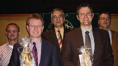 Vom neuen Vorstand wurden die beiden bisherigen RSV-Vorsitzenden Andreas Schlagmüller (Zweiter von links) und Matthias Gensler (daneben) verabschiedet. Links und rechts zwei der insgesamt drei neuen Vorsitzenden Thomas Heine (links) und Christoph Boehnky. Vom neuen Vorstand wurden die beiden bisherigen RSV-Vorsitzenden Andreas Schlagmüller (Zweiter von links) und Matthias Gensler (daneben) verabschiedet. Links und rechts zwei der insgesamt drei neuen Vorsitzenden Thomas Heine (links) und Christoph Boehnky.