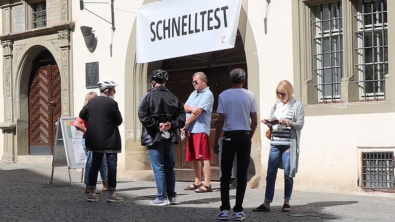 Es gelten neue Lockerungen der Coronaregeln. Vielerorts benötigt man keinen negativen Coronatest mehr, so wie er im Foto in Kitzingen angeboten wird. Warum das im Beherbergungsgewerbe anders aussieht.