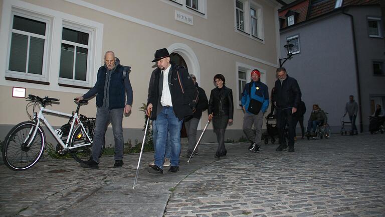 Die Stadratsfraktion von Geo-net und die Arbeitsgruppe 'Barrierefreiheit und Inklusion' hatte zum zweiten Rundgang durch Gerolzhofen eingeladen, um Stellen aufzudecken, die für Menschen mit Handicaps eine Gefahr darstellen. Das Bild zeigt die Gruppe in der Kirchgasse. Die glatten Platten auf der Fahrbahn bieten Blinden eine Orientierung, enden dann jedoch an der Johanniskapelle abrupt, ohne Anzeichen, wie es weitergeht. Die Stadratsfraktion von Geo-net und die Arbeitsgruppe 'Barrierefreiheit und Inklusion' hatte zum zweiten Rundgang durch Gerolzhofen eingeladen, um Stellen aufzudecken, die für Menschen mit Handicaps eine Gefahr darstellen. Das Bild zeigt die Gruppe in der Kirchgasse. Die glatten Platten auf der Fahrbahn bieten Blinden eine Orientierung, enden dann jedoch an der Johanniskapelle abrupt, ohne Anzeichen, wie es weitergeht.