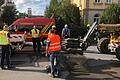 Feuerwehr und Bauhof bauen nach dem massiven Wasserrohrbruch in der Bahnhofstraße Absperrungen auf, um den Verkehr auf der stark befahrenen Staatsstraße umzuleiten.