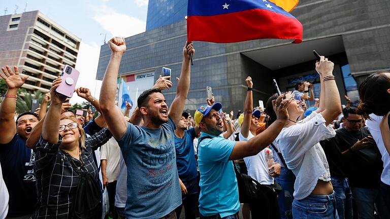 Maduro über Oppositionsführer: &bdquo;Müssten hinter Gittern sein'       -  Mindestens 11 Menschen sind bei Protesten gegen das Wahlergebnis getötet worden