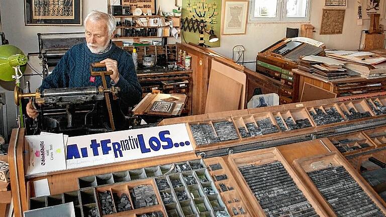 Werner Enke ist ein so genannter Schweizer Degen, das sind Leute, die sowohl Setzer, als auch Drucker sind. Im WerkDruck in der Disharmonie bietet er ab sofort mehr Mitmachen an, als das bisher möglich war. Werner Enke ist ein so genannter Schweizer Degen, das sind Leute, die sowohl Setzer, als auch Drucker sind. Im WerkDruck in der Disharmonie bietet er ab sofort mehr Mitmachen an, als das bisher möglich war.