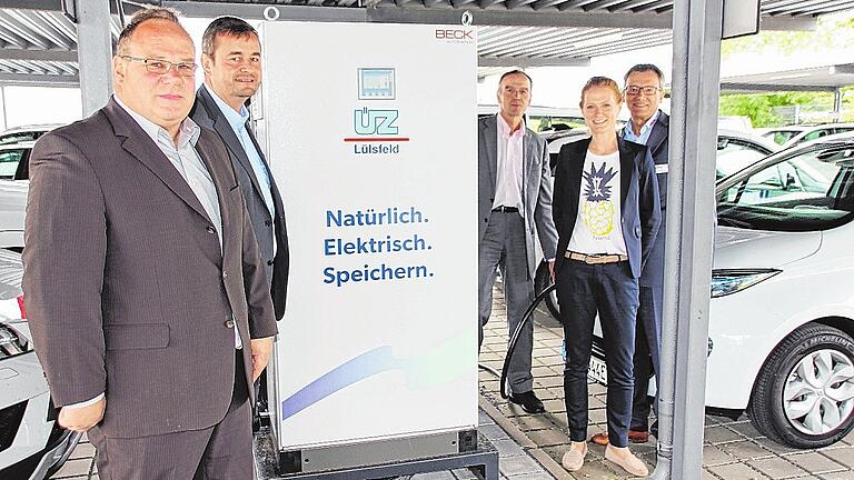 Die Unterfränkische Überlandzentrale probiert in Zusammenarbeit mit Beck Automation aus Würzburg effiziente Wege der Stromspeicherung am Beispiel der hauseigenen E-Flotte aus . Bei der Vorstellung des Projekts (von links) Bernd Baumgartner (Firma Beck), Robert Ruppenstein, Gerd Bock (beide ÜZ), Christine Beck-Meidt und Peter Wolf (beide Firma Beck).