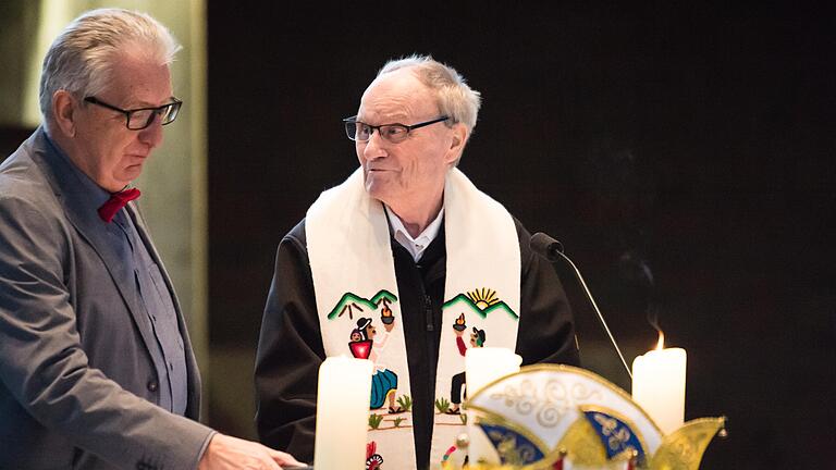 Nicht lachen in dier Kirche? – Lachhaft!&nbsp; Unter diesem Motto stand die kirchenkritische Büttenpredigt, die Dieter Rückert (links) mit Roland Breitenbach in St. Michael hielt.&nbsp;