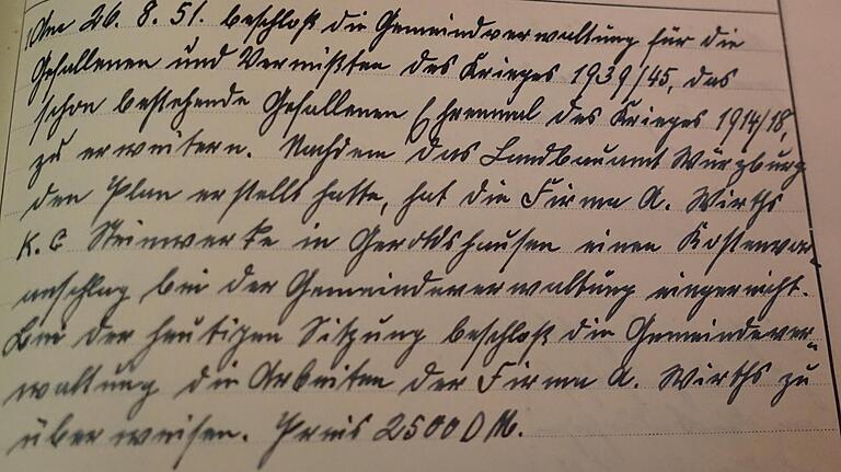 Auszug aus dem Protokollbuch des Gemeinderates Geroldshausen: Am 26. August 1951 hat die Gemeindeverwaltung beschlossen, das Ehrenmal zu erweitern und den Auftrag dafür an die Steinwerke von Albert Wirths zu vergeben. Er ist der Vater von Eduard Wirths.&nbsp;