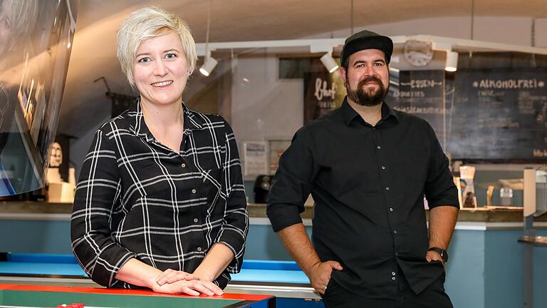 Die beiden Leiter des B-Hofs Lilli Funk und Alexander Bergmann.